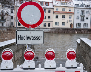 Achtung Hochwasser Warnschild  an einem Fluss