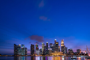 Obraz premium Wide panorama of Singapore cityscape at magic hour.