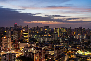 Obraz premium Wide panorama of Singapore cityscape at magic hour.