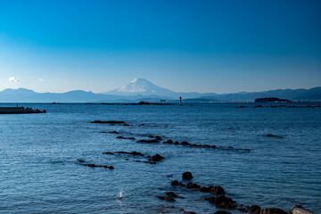 早春の葉山町の風景　真名瀬海岸からの富士山と鳥居　2月