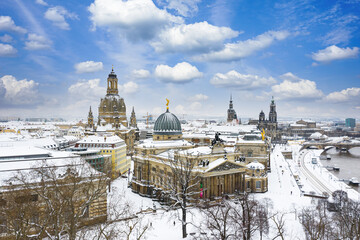 Dresden Winter Frauenkirche Elbe Kathetrale Kunstakademie Zitronenpresse Sachsen Deutschland Zwinger Schloss Blauer Himmel Wolken Georg Treu Platz Neumarkt