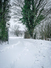 Eine verschneite Straße in Winter - Deutschland 2021