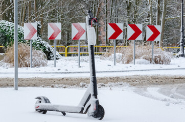 SCOOTER - Electric vehicle covered in snow 