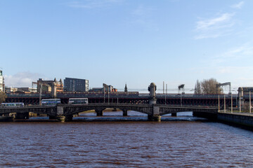 Puente o Bridge sobre Rio o River en la ciudad de Glasgow, pais de Escocia o Scotland