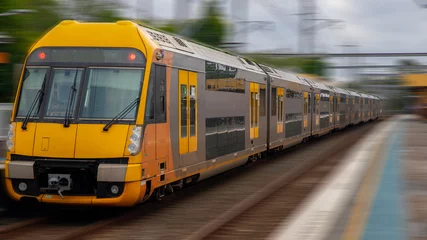  Commuter Train snel door een station in Sydney NSW Australia © Elias Bitar