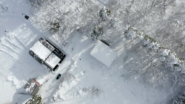 雪に覆われた山々と自然の景色