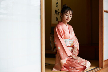 美しい着物姿の若い女性の和室でのポートレート