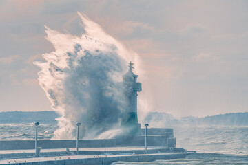 Sturmwelle Winter Insel R&uuml;gen in Sassnitz
