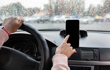 Online map and loud call at driving in city