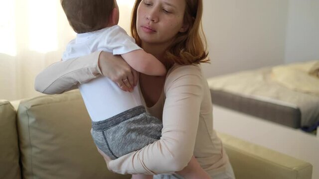 Little Baby Cry Mother With Baby Home Onsofa