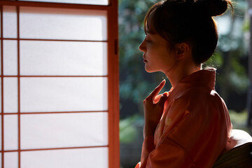 きれいな着物を着た若い女性の逆光のポートレート
