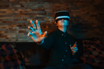 Junger Mensch mit VR Headset 