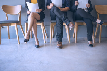 Obraz premium Group of peoples are sitting to review the documents while waiting for a job interview.