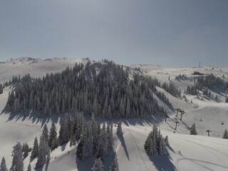 Fototapeta na wymiar sunny winter day with fresh snow in ski resort