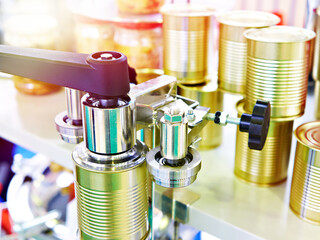 Automatic seamer for metal cans