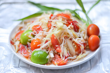papaya salad with tomato and basil