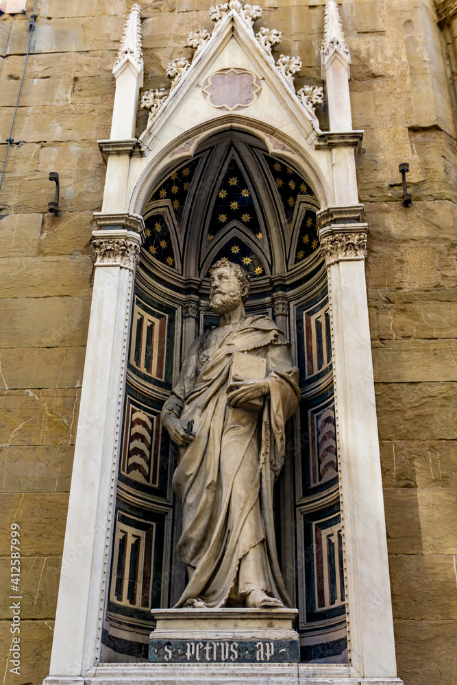 Wall mural Marble statue of Saint Peter by Donatello, at Orsanmichele church exterior in Florence, Italy