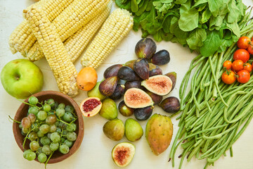frutas y vegetales sobre fondo blanco