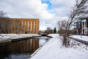 Fototapeta na wymiar Industriegebäude Fluss bei Winter und Schnee