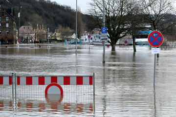 Hochwassser am Rhein in Vallendar bei Koblenz mit Absperrung von überflutetem Parkplatz am...