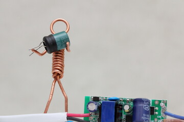 a toy man made of wire changes the capacitor