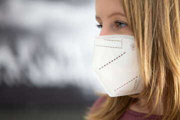 Junge Frau mit FFP2 Maske