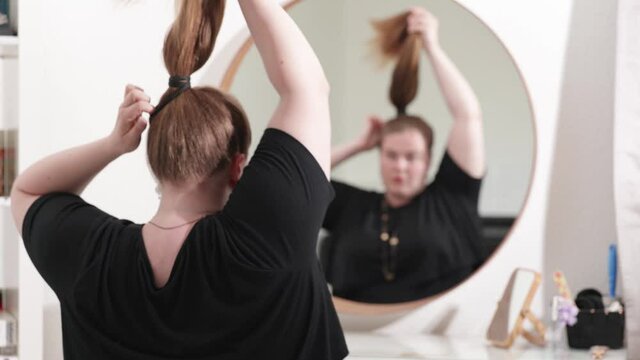 [4k] plus size woman making ponytale in front of mirror