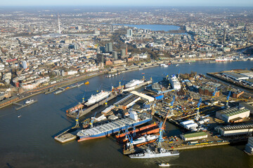 Blohm und Voss in Hamburg mit Stadtbild der Hansestadt aus der Luft