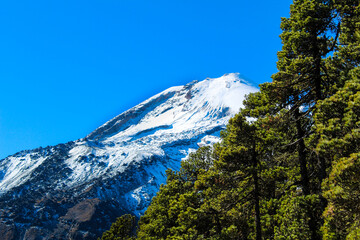 El Pico de Orizaba, la montaña más alta de México se cubre por un manto blanco de nieve de vez...