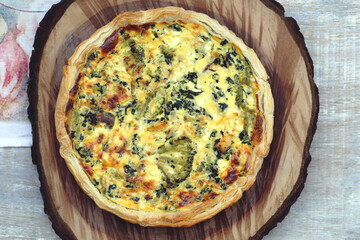 torta aberta com brócolis, espinafre, ovos, queijo - massa folhada. 