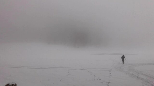 ragazzo corre durante una bufera di neve
