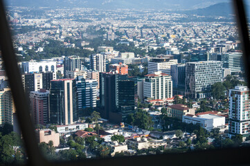 Fototapeta na wymiar Vista de ciudad de Guatemala desde un helicóptero 