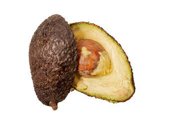 Eine überreife aufgeschnittene Avocado mit sichtbarem Fruchtfleisch und Kern auf weißem Hintergrund.