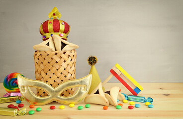 Obraz premium Purim celebration concept (jewish carnival holiday) over wooden table