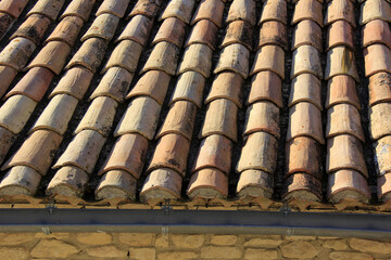 toiture de tuiles rondes