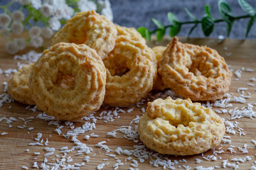 kokosowe ciastka okrągłe na desce z kokosem