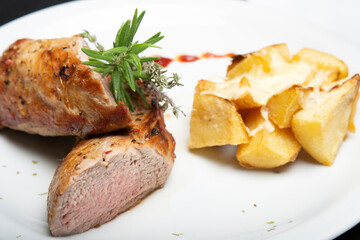 Solomillo a las finas hierbas con  papas a la crema 