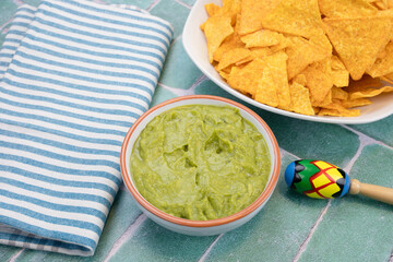 plat de guacamole et  de chips tortillas