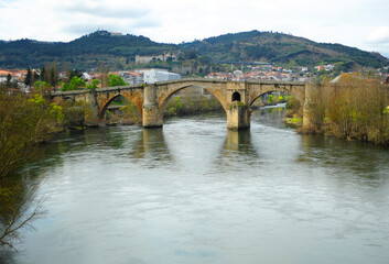Fototapeta na wymiar Puente medieval Puente romano sobre el río Miño en Ourense Orense, Galicia, España