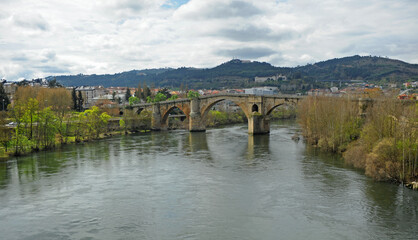 Fototapeta na wymiar Ponte romana sobre el río Minho en Ourense, Galicia, España