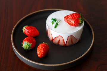 グラス入りの苺レアチーズケーキ