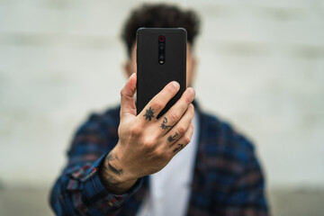 Chico atractivo joven con barba con ropa casual y camisa con skate