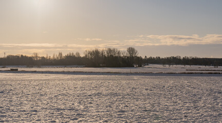 Kalte Schneelandschaft von Feldern an einem frühen Morgen