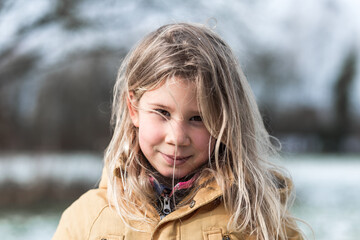 jeune fille blonde en hivers