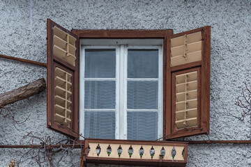 Altes Holzkastenfenster mit hölzernen Fensterläden