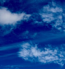 Fototapeta na wymiar The white clouds in the bright blue skies.