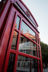 Obraz premium typical london red mailbox and reflection