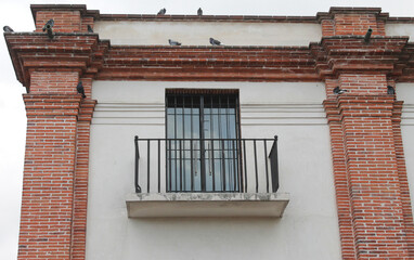 Obraz premium balcón en la ventana de un edificio 