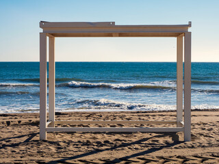 Estructura de una cama de playa en la arena 