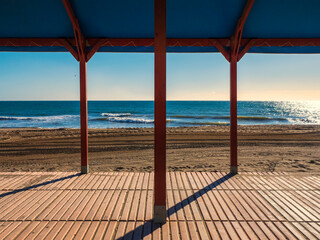 Pergola de madera frente al mar en la costa de Fuengirola